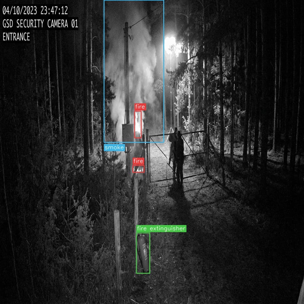 大门入口的红外画面。无彩色线索时，火焰、烟雾、灭火器三类仍保持稳定。