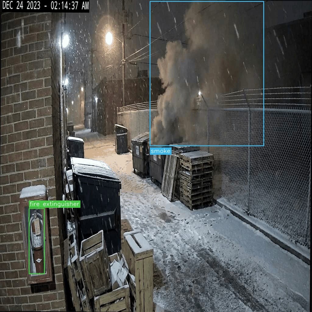 凌晨雪暴。垃圾箱后冒烟、火焰框可不明显，灭火器柜仍被找到。无人值守的时刻仍然有用。